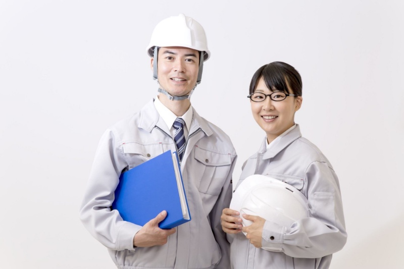 塗り漏れを確認するスタッフ